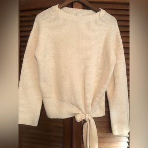 Beautiful crème fashion sweater with tie knot detail